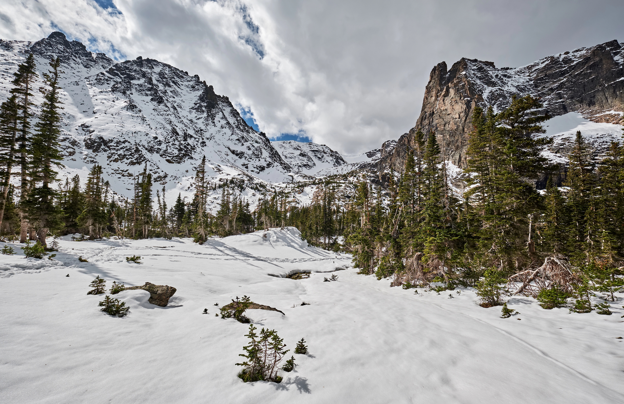 Photographic shot of a snowy valley in Rocky Mountain National Park, Colorado